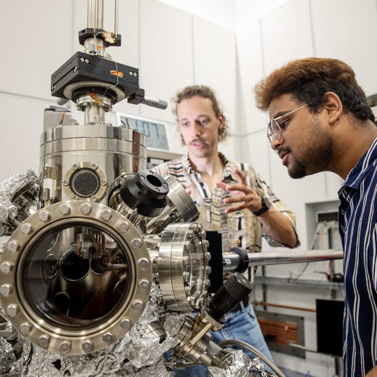 people working on a scanning tunneling microscope - copy right: Universität Stuttgart/Uli Regenscheit